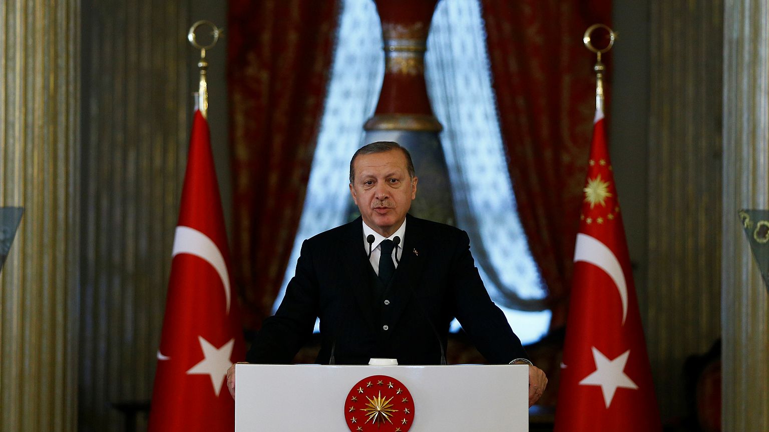إردوغان يدعو الدول الثماني النامية لتنفيذ التعاملات التجارية بينها بالعملات المحلية