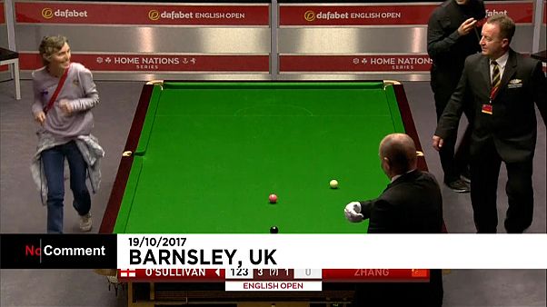 Snooker maçında davetsiz misafir Snooker maçında davetsiz misafir