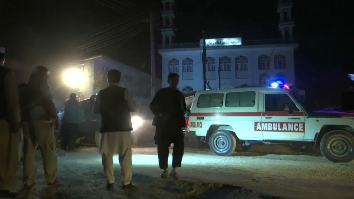 مقتل 72 شخصا على الأقل في هجومين على مسجدين في أفغانستان