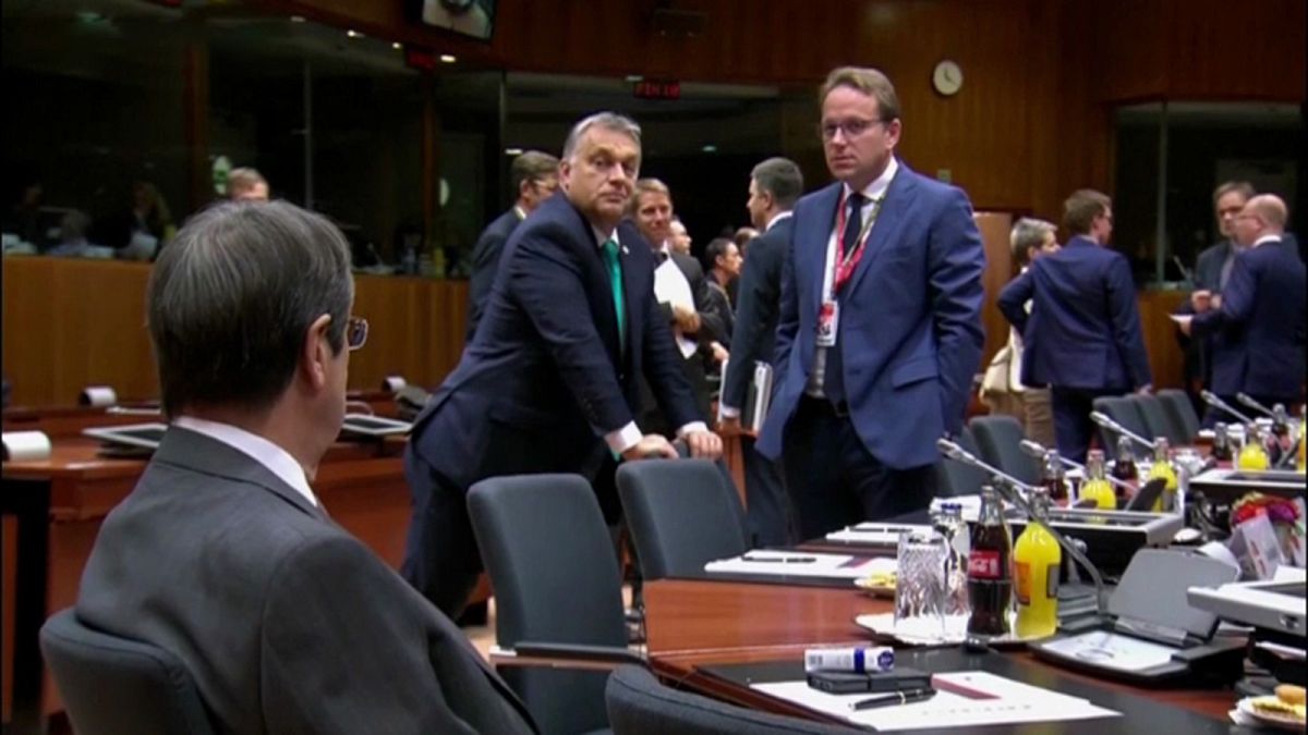 رئيس وزراء المجر يتريض أثناء حضوره قمة الاتحاد الأوروبي
