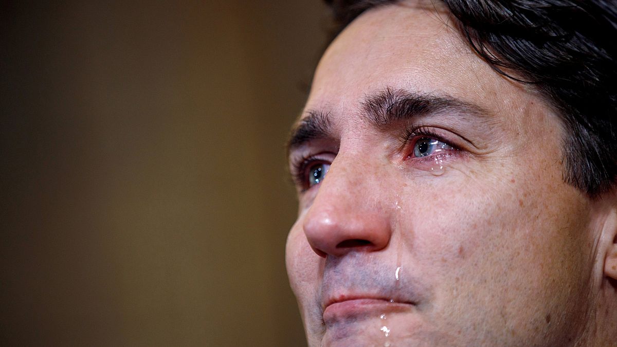 بالفيديو: رئيس الوزراء الكندي.. رجل الدولة القوي.. يبكي صديقه الراحل
