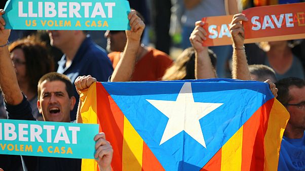 Crónica: Rajoy pide la cesión del Govern y Puigdemont responde convocando el Parlament Crónica: Rajoy pide la cesión del Govern y Puigdemont responde convocando el Parlament