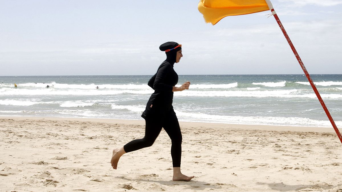 طرد امرأة من حوض سباحة لارتدائها البوركيني في دبي