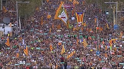 Masiva manifestación en Barcelona por la libertad de los "Jordis" y contra el artículo 155