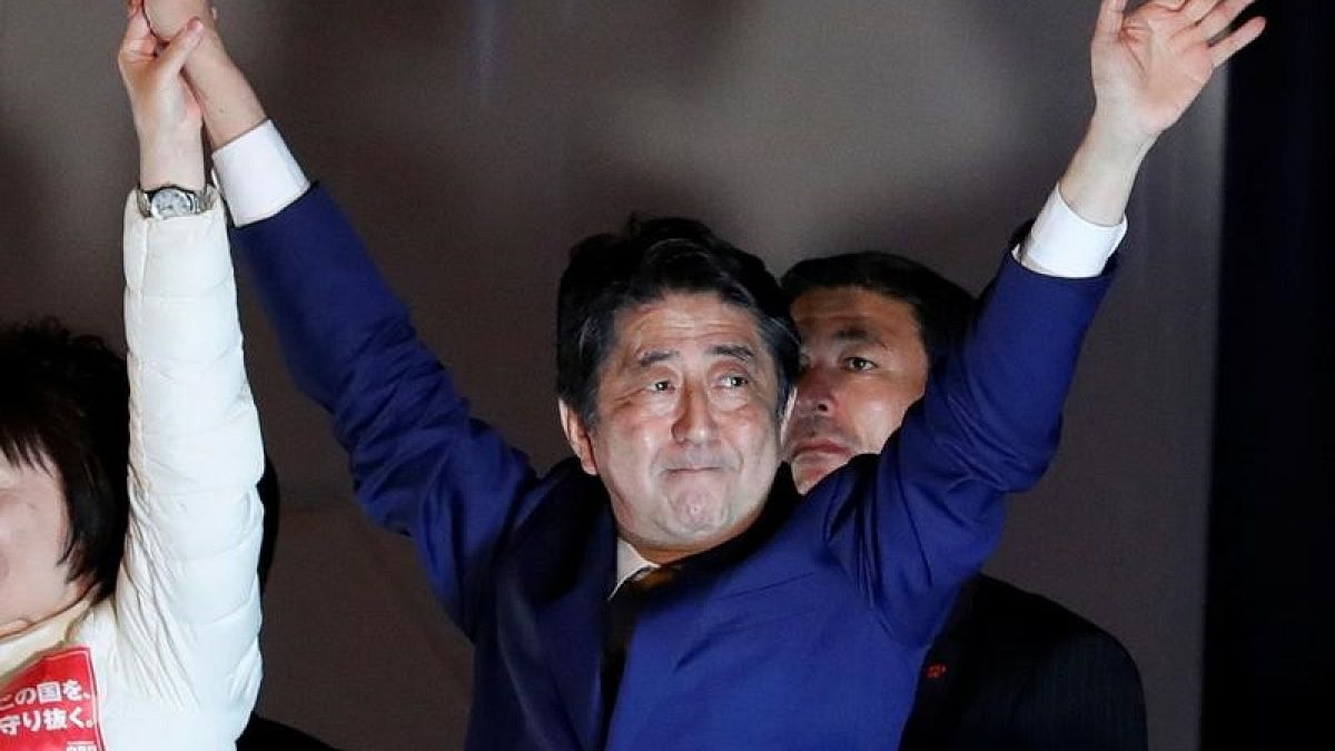 انتخابات زودهنگام ژاپن همزمان با رسیدن طوفان شدید آغاز شد