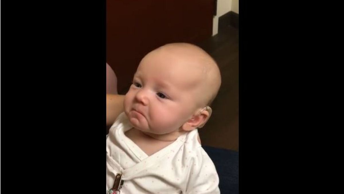 فيديو مؤثر لرضيعة صماء تسمع صوت امها للمرة الاولى