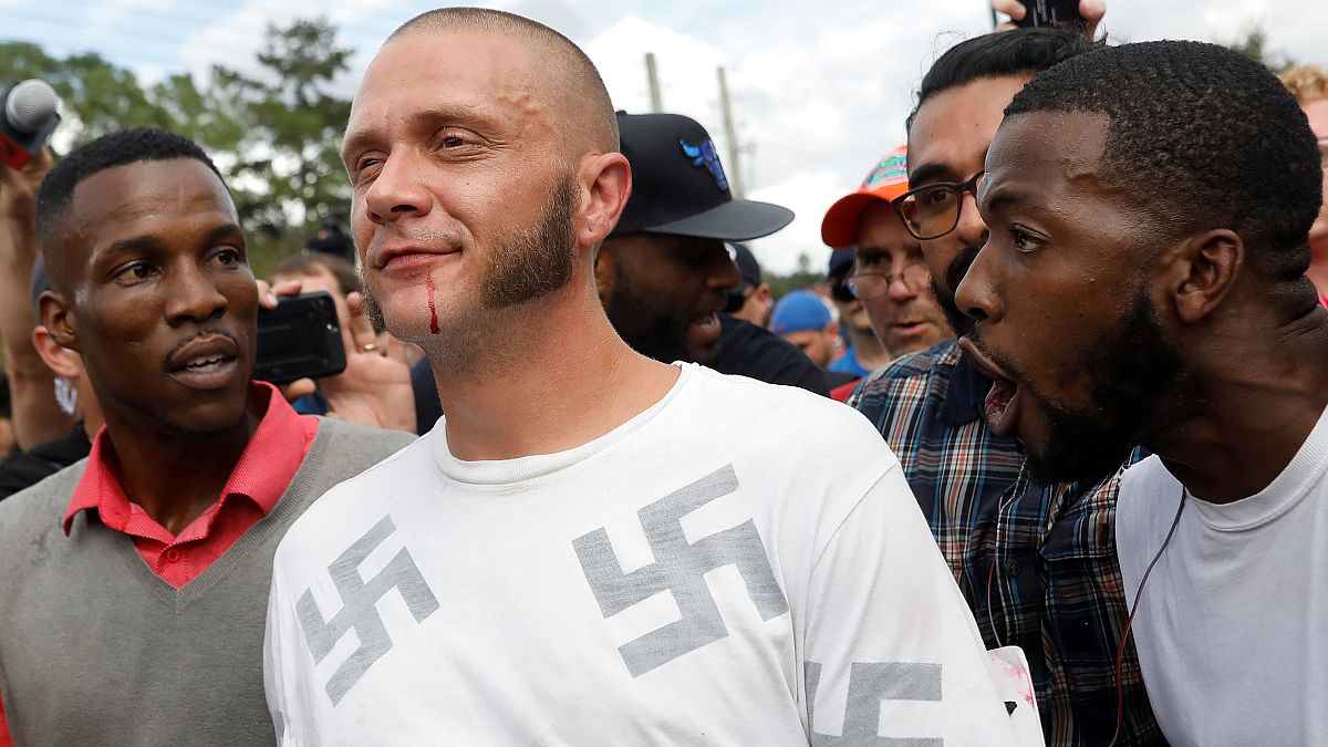 Il momento in cui un uomo di colore ha abbracciato un neonazista