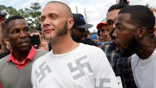 Il momento in cui un uomo di colore ha abbracciato un neonazista