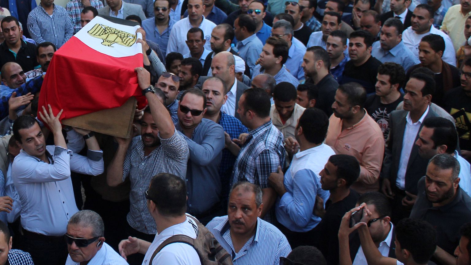 تشييع جثامين رجال شرطة مصريين قتلوا في هجوم الواحات