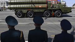 Image: A Russian S-400 surface-to-air missile system rolls down Lenin squar
