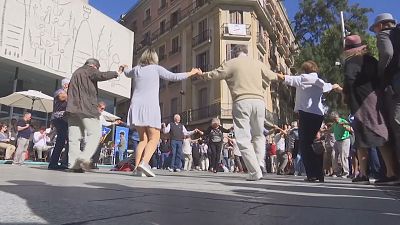 Catalães protestam dançando