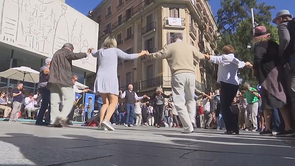 Catalães protestam dançando Catalães protestam dançando