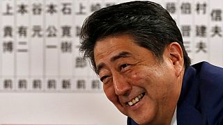 الحزب الحاكم بزعامة شينزو آبي يفوز في انتخابات البرلمان الياباني