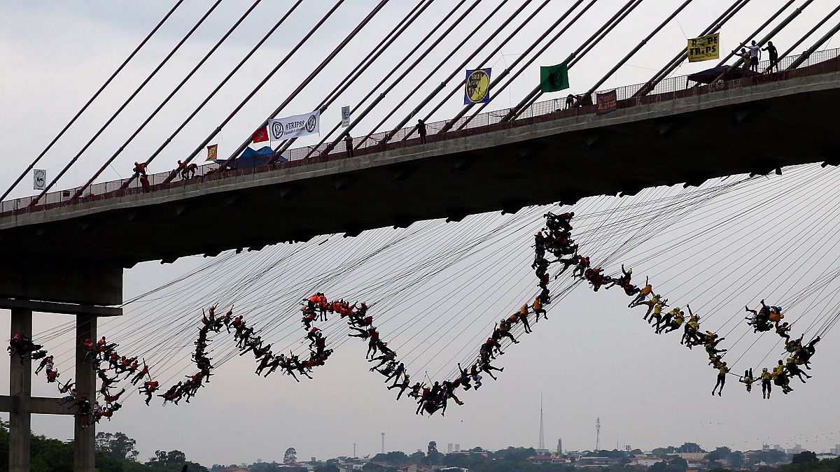 Bungee-Weltrekord: 245 Menschen springen gleichzeitig von der Brücke