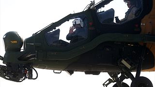 Pakistan Başbakanı Abbasi Atak helikopterini inceledi