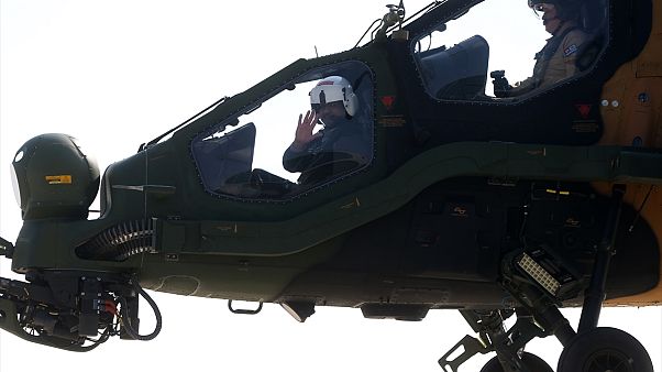 Pakistan Başbakanı Abbasi Atak helikopterini inceledi Pakistan Başbakanı Abbasi Atak helikopterini inceledi