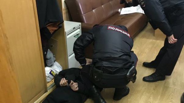 Russian journalist stabbed after man bursts into radio station Russian journalist stabbed after man bursts into radio station