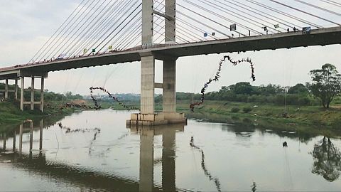 Brazil thrill-seekers seek rope-jumping record