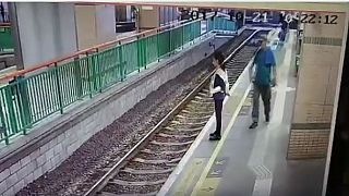بالفيديو: رجل يدفع سيدة من على رصيف السكة الحديدية