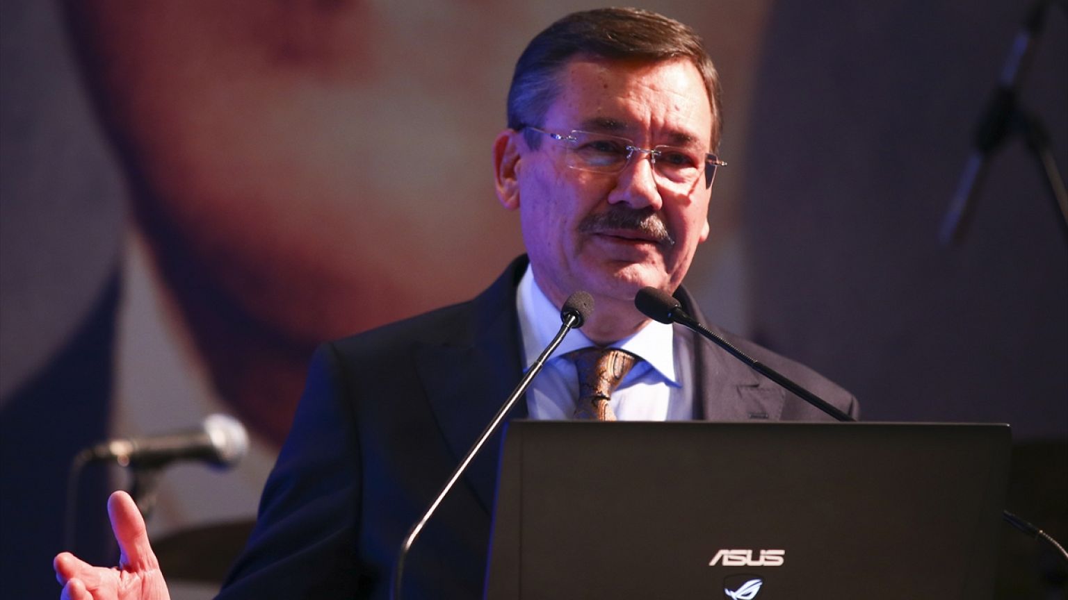 Melih Gökçek cumartesi günü istifa edeceğini açıkladı