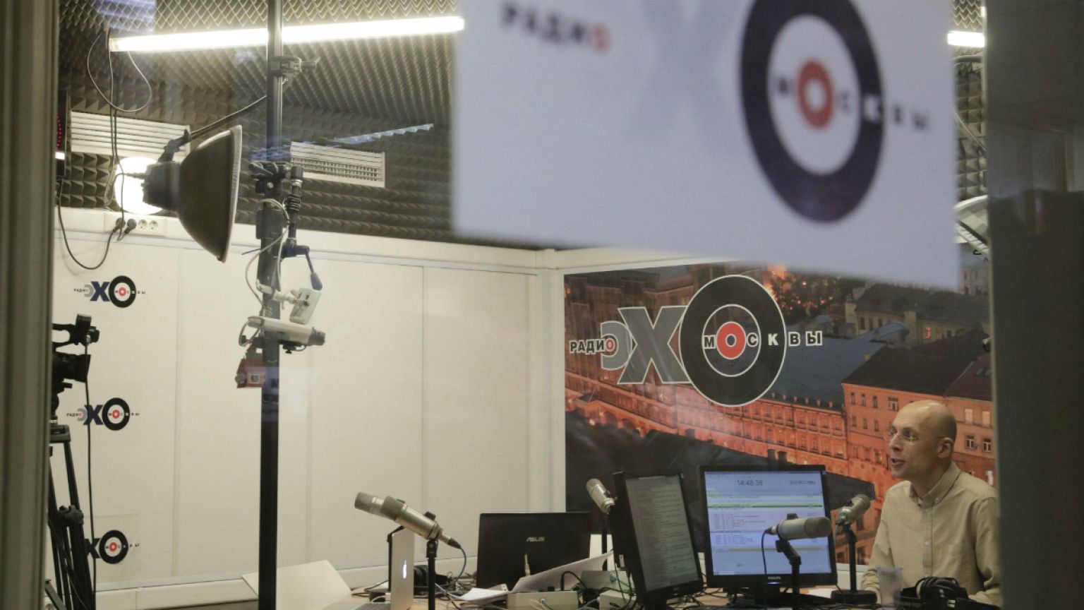 Animadora de rádio crítica do Kremlin esfaqueada na redação