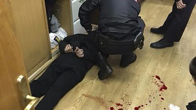 Rus gazeteci çalıştığı radyoda boğazından bıçaklandı