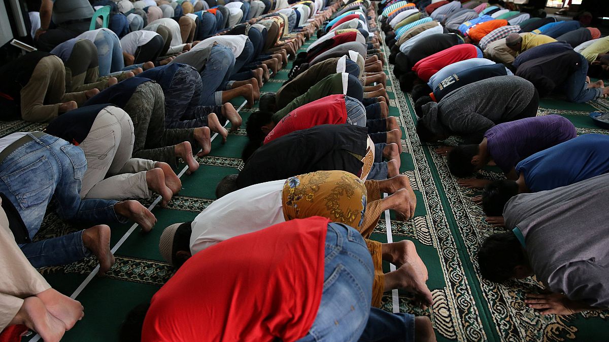 امارات؛ توقف در حاشیه جاده برای اقامه نماز ممنوع شد