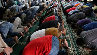 امارات؛ توقف در حاشیه جاده برای اقامه نماز ممنوع شد