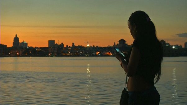 Les Cubains surfent comme ils peuvent sur Internet Les Cubains surfent comme ils peuvent sur Internet