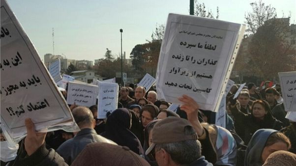 تجمع اعتراضی سپرده گذاران مالباخته در برابر مجلس ایران تجمع اعتراضی سپرده گذاران مالباخته در برابر مجلس ایران