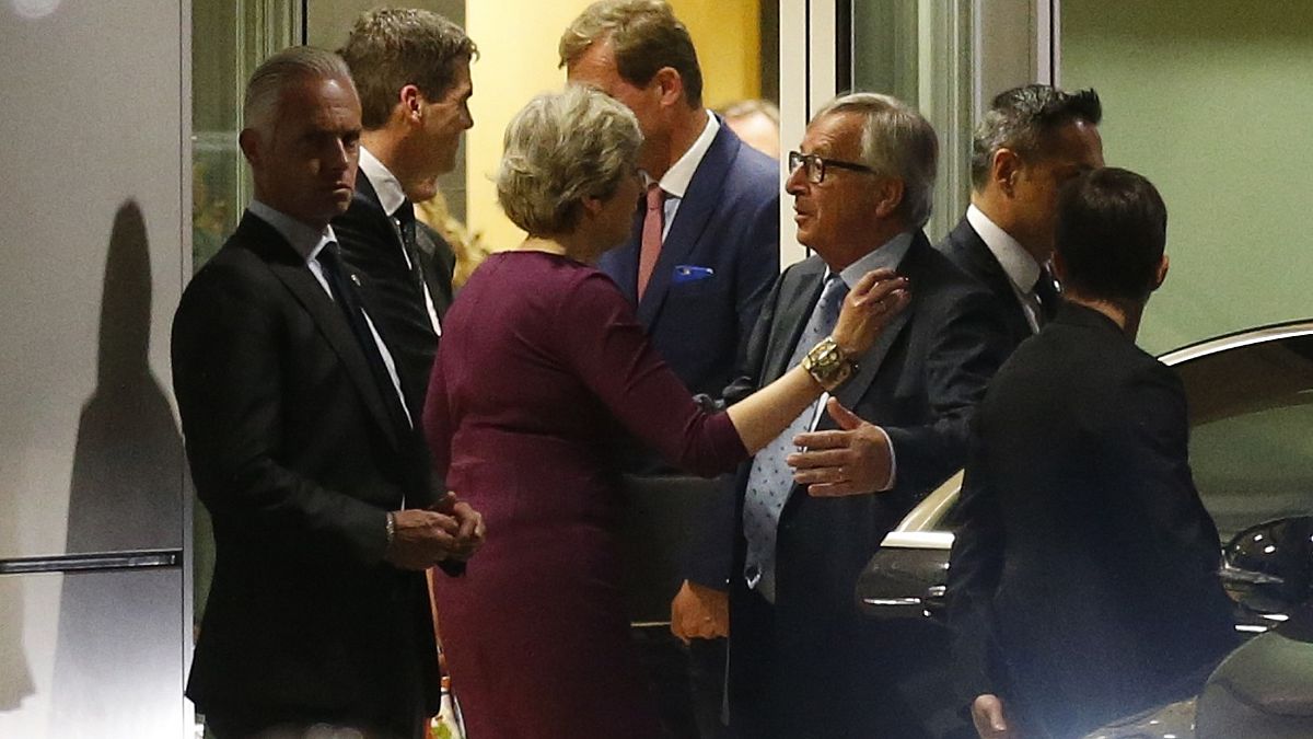 Juncker desmiente que May "suplicara" ayuda sobre el brexit