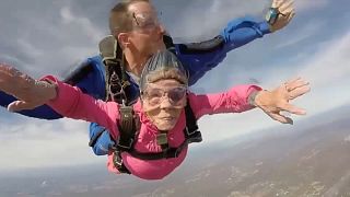 Mutige Granny (94) wagt Fallschirmsprung
