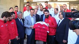 الأسد يلتقي في دمشق بلاعبي كرة قدم كانا من المعارضة