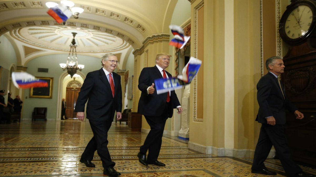 پرتاب پرچم روسیه به سمت ترامپ در ساختمان کنگره