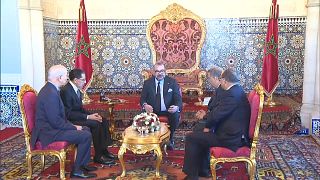 العاهل المغربي يقيل وزراء ومسؤولين لتقصيرهم في تنمية الحسيمة