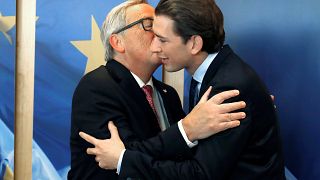 يونكر يطبع قبلة محرجة على خدّ المستشار النمساوي المقبِل
