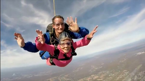 Una mujer se regala un salto en paracaídas en su 94 cumpleaños Una mujer se regala un salto en paracaídas en su 94 cumpleaños