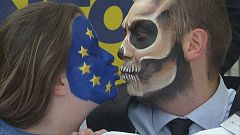 "Aus dem Bett mit Monsanto": Glyphosat-Gegner protestieren