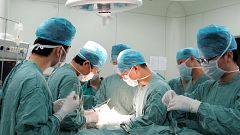 Image: Chinese doctors perform a kidney transplant operation at the Second 