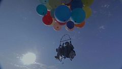 Accroché à des ballons gonflés à l'hélium