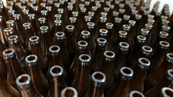 ألمانيا: حادث سير يتسبب في تكسير 30 ألف قارورة جعة ألمانيا: حادث سير يتسبب في تكسير 30 ألف قارورة جعة