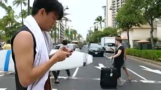 Honolulu verbalise les "zombies du téléphone"