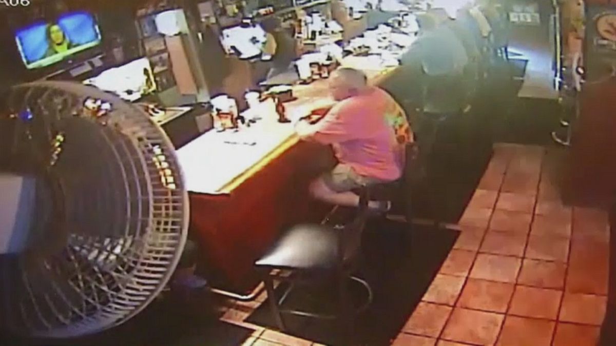 VIDEO: Macchina sfonda il muro ed entra nel ristorante