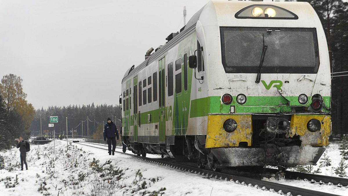 مقتل 4 وإصابة آخرين في تصادم قطار بمركبة عسكرية في فنلندا