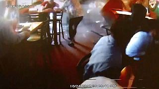 Schockmoment: Auto kracht in Restaurant - Video