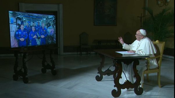 Papa Francesco in diretta con lo spazio Papa Francesco in diretta con lo spazio