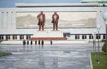 لماذا وضعت كوريا الشمالية حراسة مشددة على تماثيل "عائلة كيم المجيدة"؟