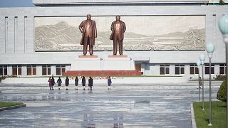 لماذا وضعت كوريا الشمالية حراسة مشددة على تماثيل "عائلة كيم المجيدة"؟