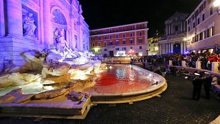 نافورة تاريخية في روما تتحول للون الأحمر بعد إلقاء صبغة بها