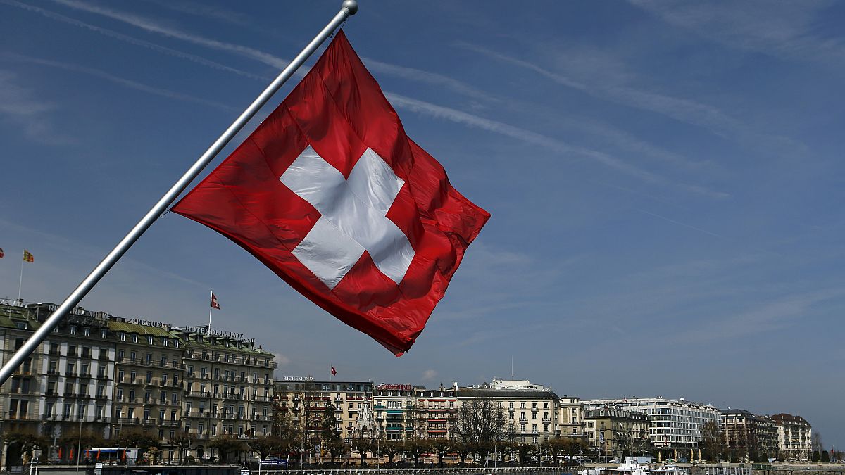في سويسرا "شراء عقار أسهل من فتح حساب مصرفي"